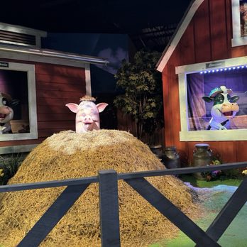 Hershey's Chocolate World - Singing cows and a pig - Kids Activities Near Me - Hershey, Pennsylvania