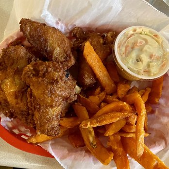 Jolly Dutchman - Chicken wings and sweet potato fries - Bars Near Me - Ocqueoc, Michigan