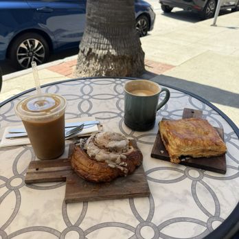 Le Frenchie Cafe - Cinnamon Swirl Croissant & Chocolate Turnover - Breakfast & Brunch Near Me - Los Angeles, California
