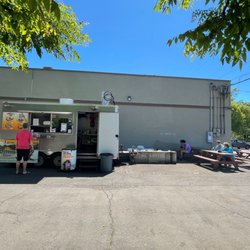 Tacos El Machin - Taco truck and eating area