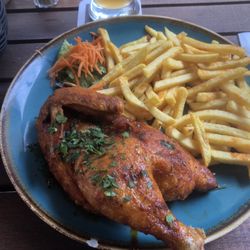 Wiener Hof - 1/2 Hähnchen mit Pommes