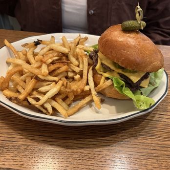Cafe Colline - Burger - French Near Me - Arlington, Virginia