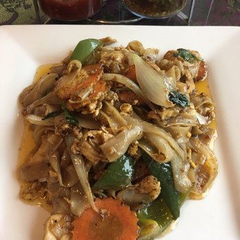 Mee Thai Restaurant - Drunken noodles with chicken. Tasty, but oily. - Thai Near Me - Orlando, Florida