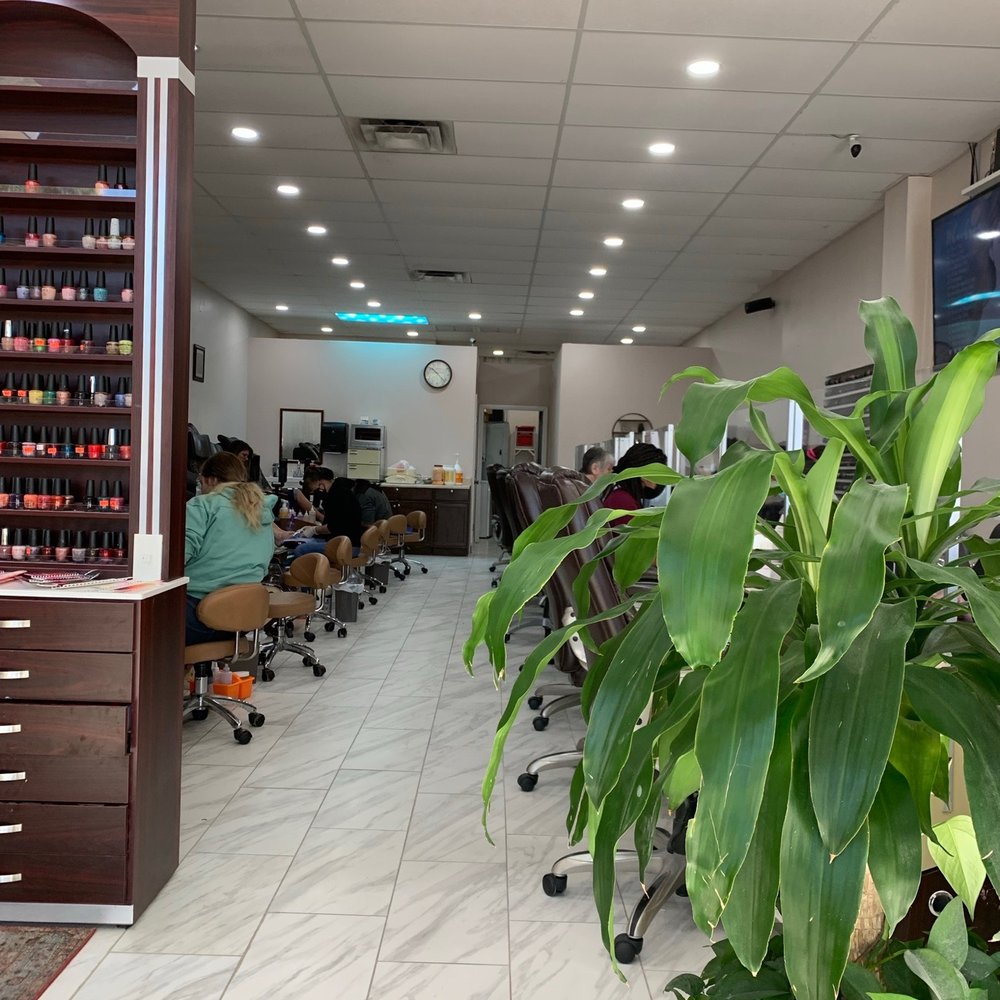 Luxy Nails - The main salon: pedicures on the left, manicures on the right. - Nail Salons Near Me - Middleburg, Florida