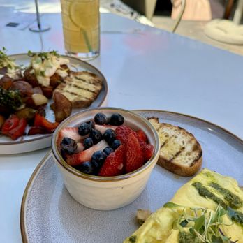 Eggy’s Neighborhood Kitchen - pesto omelette, crab cake benedict - Breakfast & Brunch Near Me - Berkeley, California
