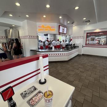 In-N-Out Burger - Atmosphere - Fast Food Near Me - Tempe, Arizona
