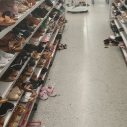 dd's DISCOUNTS - Every other isle throughout the store had those metal baskets too, it was a mess!