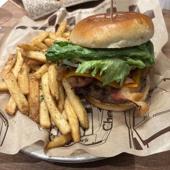 Cheddar's Scratch Kitchen - Bacon Cheeseburger - American Near Me - Oklahoma City, Oklahoma