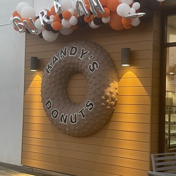 Randy's Donuts - Cute photo area - Donuts Near Me - Burbank, California Randy's Donuts - Cute photo area - Donuts Near Me - Burbank, California