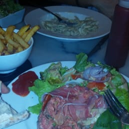 The "Italian" steak tartare and the creamy ravioli