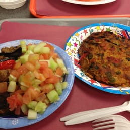wo plates of food on a tray