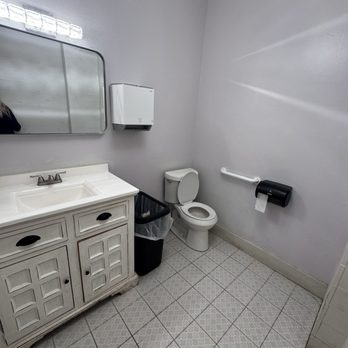 Lazy Oak - Bathroom - Breakfast & Brunch Near Me - Ocean Springs, Mississippi Lazy Oak - Bathroom - Breakfast & Brunch Near Me - Ocean Springs, Mississippi