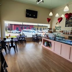 Bennie & Mae's Ice Cream Shop - Inside 2
