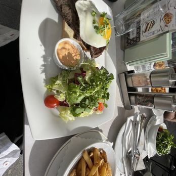 Café Mozart - Steaksandwich and Potatoes Fried in the French Manner - Cafes Near Me - Vienna, 9 Café Mozart - Steaksandwich and Potatoes Fried in the French Manner - Cafes Near Me - Vienna, 9