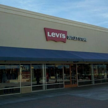 Levi’s Outlet Store - Women's Clothing Near Me - Lake Elsinore, California