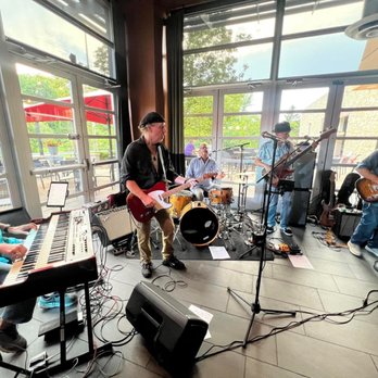 Houlihan's Mt. Lebanon - McKeg Toms Band - Bars Near Me - Pittsburgh, Pennsylvania