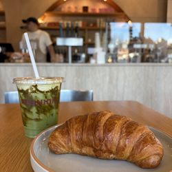 Reunion - Pistachio matcha latte, Croissant