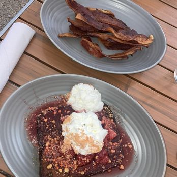 Union On Yale - Strawberry French toast with a side of bacon - New American Near Me - Claremont, California Union On Yale - Strawberry French toast with a side of bacon - New American Near Me - Claremont, California