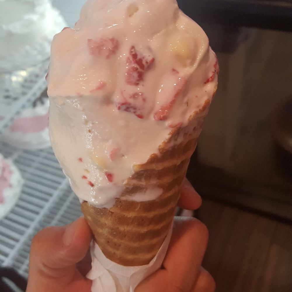 Amaretto Ice Cream w/Strawberries & White Chocolate Chips Amaretto Ice Cream w/Strawberries & White Chocolate Chips
