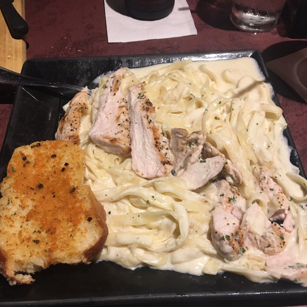 Chicago Speakeasy - Fettuccine alfredo with chicken & garlic bread. Fantastic!! - New American Near Me - Des Moines, Iowa