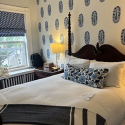 Queen room