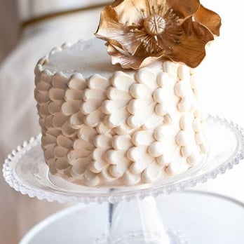 ariane penrose cakes - a cake with a flower on top - Cupcakes Near Me ariane penrose cakes - a cake with a flower on top - Cupcakes Near Me