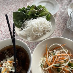Papaya salad and pork vermicelli bowl Papaya salad and pork vermicelli bowl