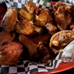 Gators Sports Bar and Grill - Chicken wings are delicious!