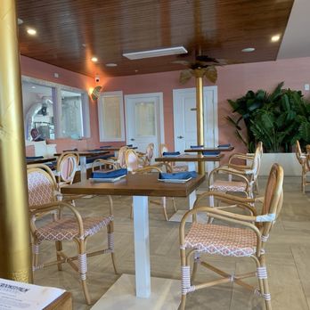 Crooked Palm Cabana - Dining room seating - Cocktail Bars Near Me - Tavernier, Florida Crooked Palm Cabana - Dining room seating - Cocktail Bars Near Me - Tavernier, Florida