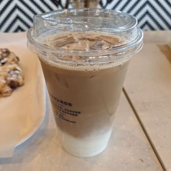 Paris Baguette - Medium Iced Vanilla Late - Bakeries Near Me - Glen Ellyn, Illinois Paris Baguette - Medium Iced Vanilla Late - Bakeries Near Me - Glen Ellyn, Illinois