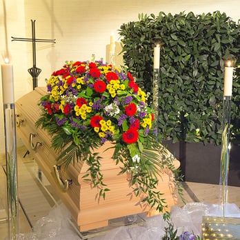 Wiese Bestattungen - Sarg mit Sarggesteck - Funeral Services & Cemeteries Near Me - Hanover, NI Wiese Bestattungen - Sarg mit Sarggesteck - Funeral Services & Cemeteries Near Me - Hanover, NI