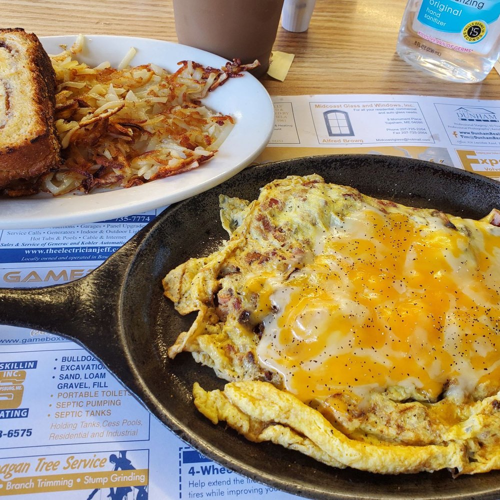 Country skillet (bacon, sausage, ham). Had my hash browns on side (usually comes on bottom), Cinnamon toast.