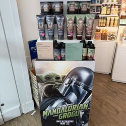 Bath & Body Works - THE MANDALORIAN & GROGU - candles, body cream, body spray.