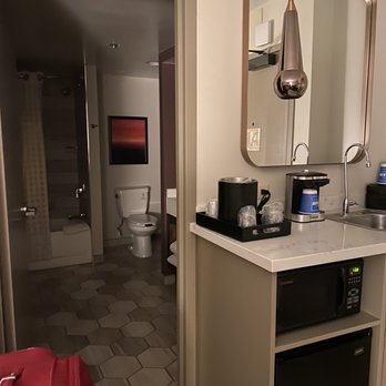 Embassy Suites by Hilton Phoenix Downtown North - Bar and bathroom - Hotels Near Me - Phoenix, Arizona Embassy Suites by Hilton Phoenix Downtown North - Bar and bathroom - Hotels Near Me - Phoenix, Arizona