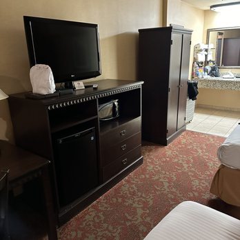 Castle Inn & Suites - Basic amenities, no small safe. - Hotels Near Me - Anaheim, California