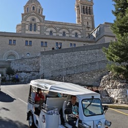 Tuk Tuk - Après s'être ressourcer à Notre Dame,  on recharge aussi les batteries dans la descente !!