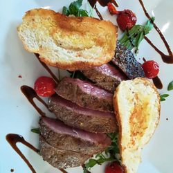 Rundum Lecker - Rumpsteak auf Ruccola Bett und Schmortomaten