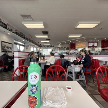 In-N-Out Burger - Always busy no matter what time it is - Burgers Near Me - Pinole, California In-N-Out Burger - Always busy no matter what time it is - Burgers Near Me - Pinole, California