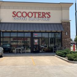 Scooter's Coffee - Outside with seating area