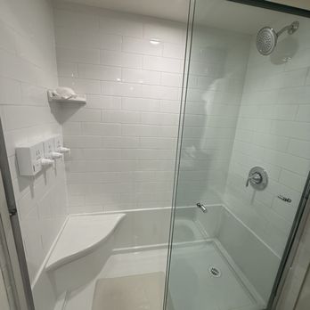 Chateau Jasper - Shower with sitting - Hotels Near Me - Jasper, Alberta