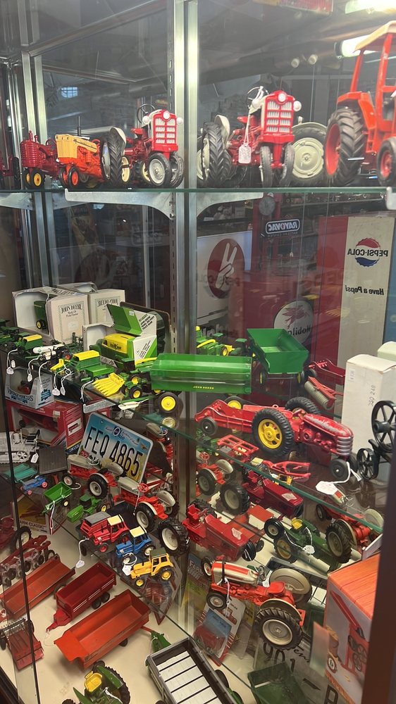 TOY TOWN ANTIQUES Updated September 2024 207 N Washington St, Snow