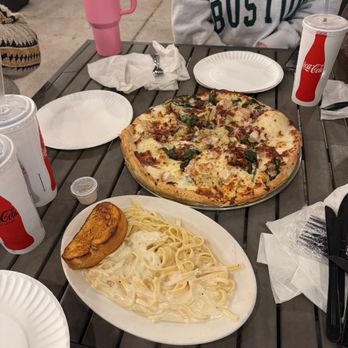 We Cook Pizza and Pasta - Fettuccine Alfredo - Pizza Near Me - Tusayan, Arizona
