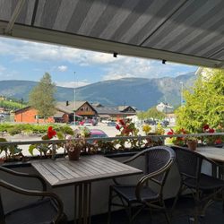 Yris Cafe & Restaurant