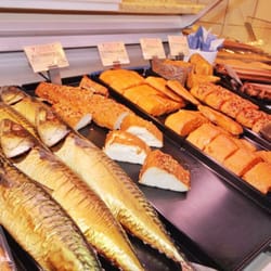 Theos Fischmarkt - THEOS Fischmarkt & Delishopper in Grömitz. Frischfisch - Räucherlachs - Räucherfisch und nordische Delikatessen aus eigener Herstellung.