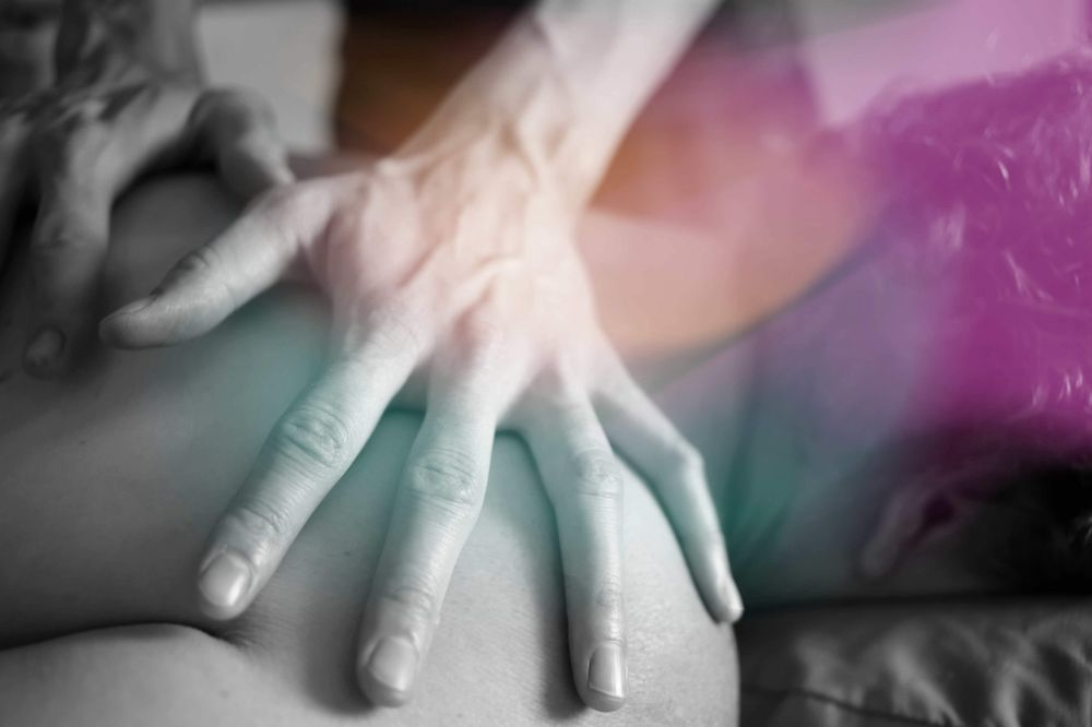 QUANTUM HEALING LOUNGE Logo
