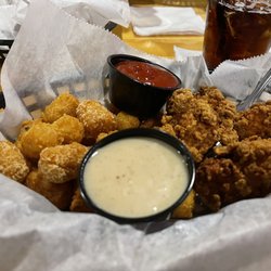 Murphy's Bar - Wing basket with tater tots