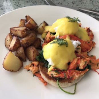 Terrazza - Egg Florintine Benedict with lobster meat - Italian Near Me - Santa Monica, California Terrazza - Egg Florintine Benedict with lobster meat - Italian Near Me - Santa Monica, California