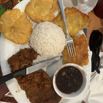 El Bajareque Restaurant - Latin American Near Me - Miami, Florida