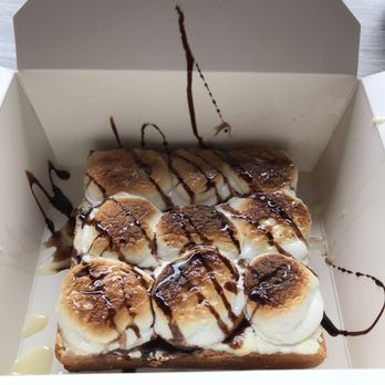 Momo Ashi - Marshmallow toast.  Can be messy sticky eating. - Bubble Tea Near Me - Bayside, New York