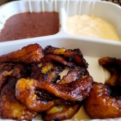 El Cuscatlán - Plátanos fritos con frijoles y crema